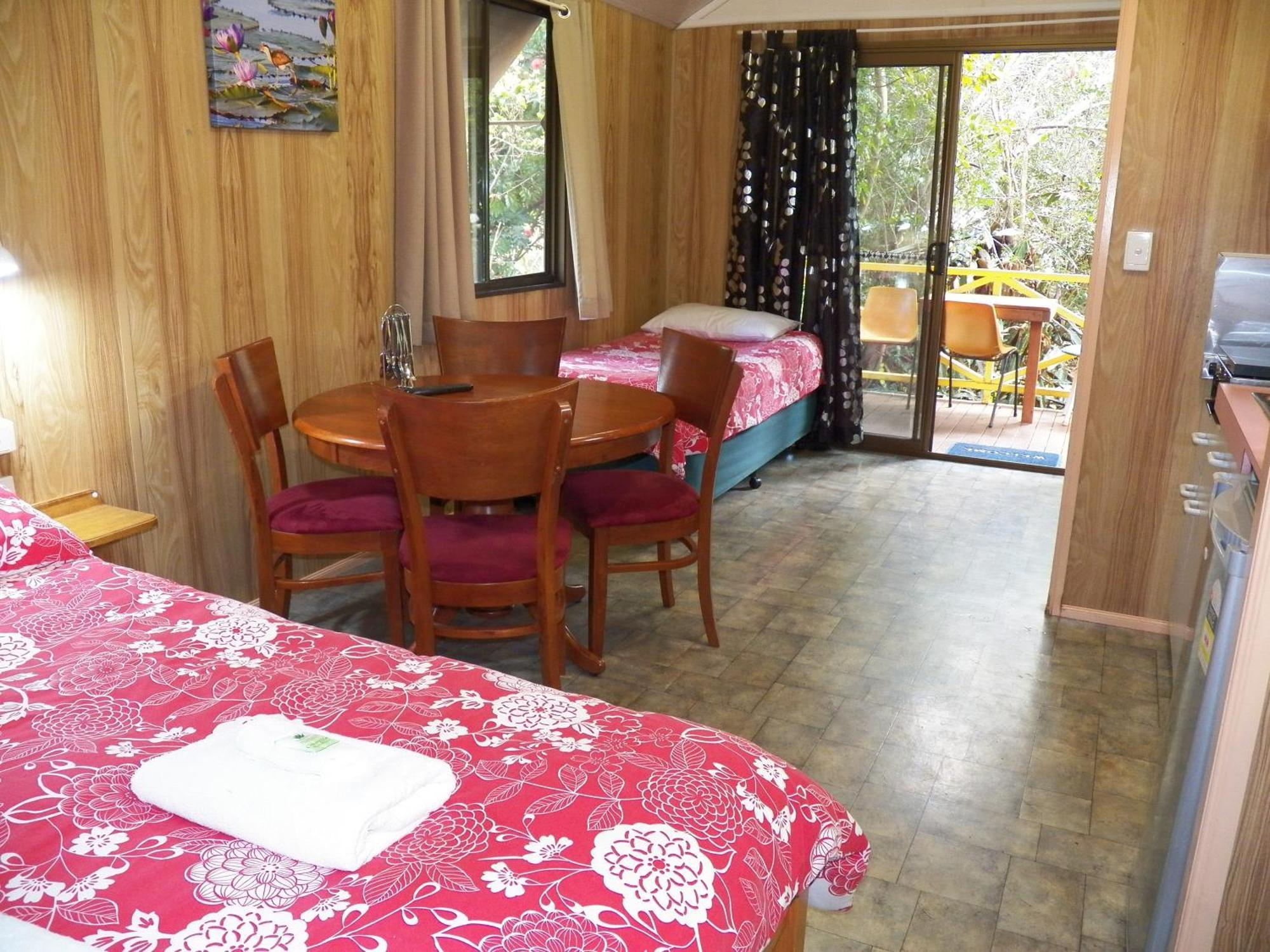 Lake Eacham Tourist Park & Cabins Номер фото