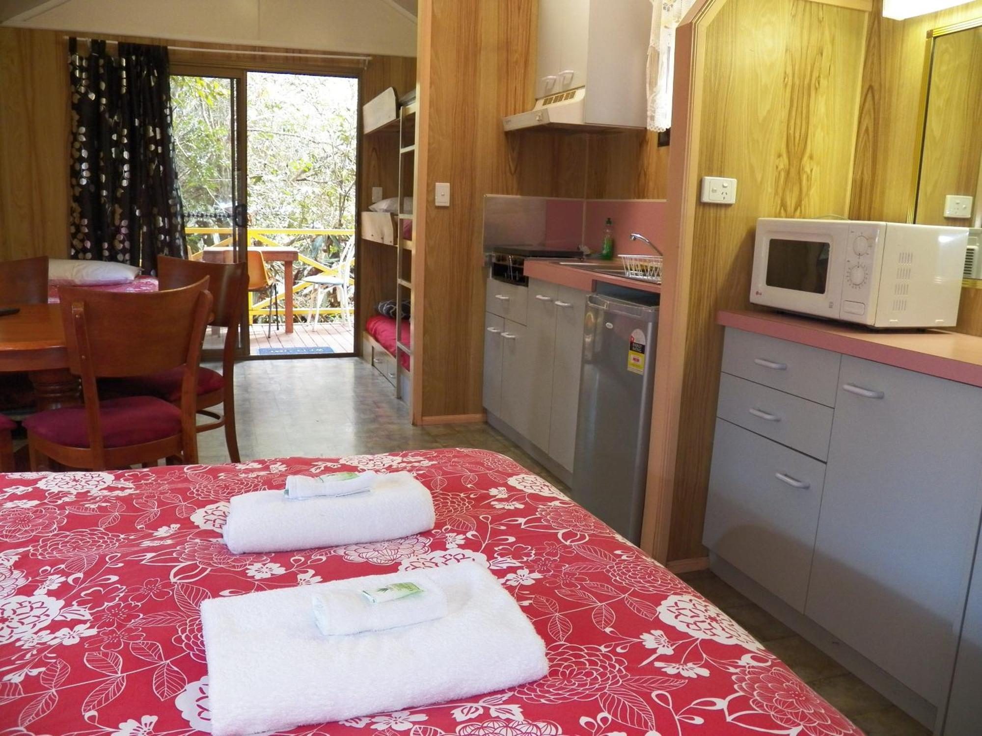 Lake Eacham Tourist Park & Cabins Номер фото