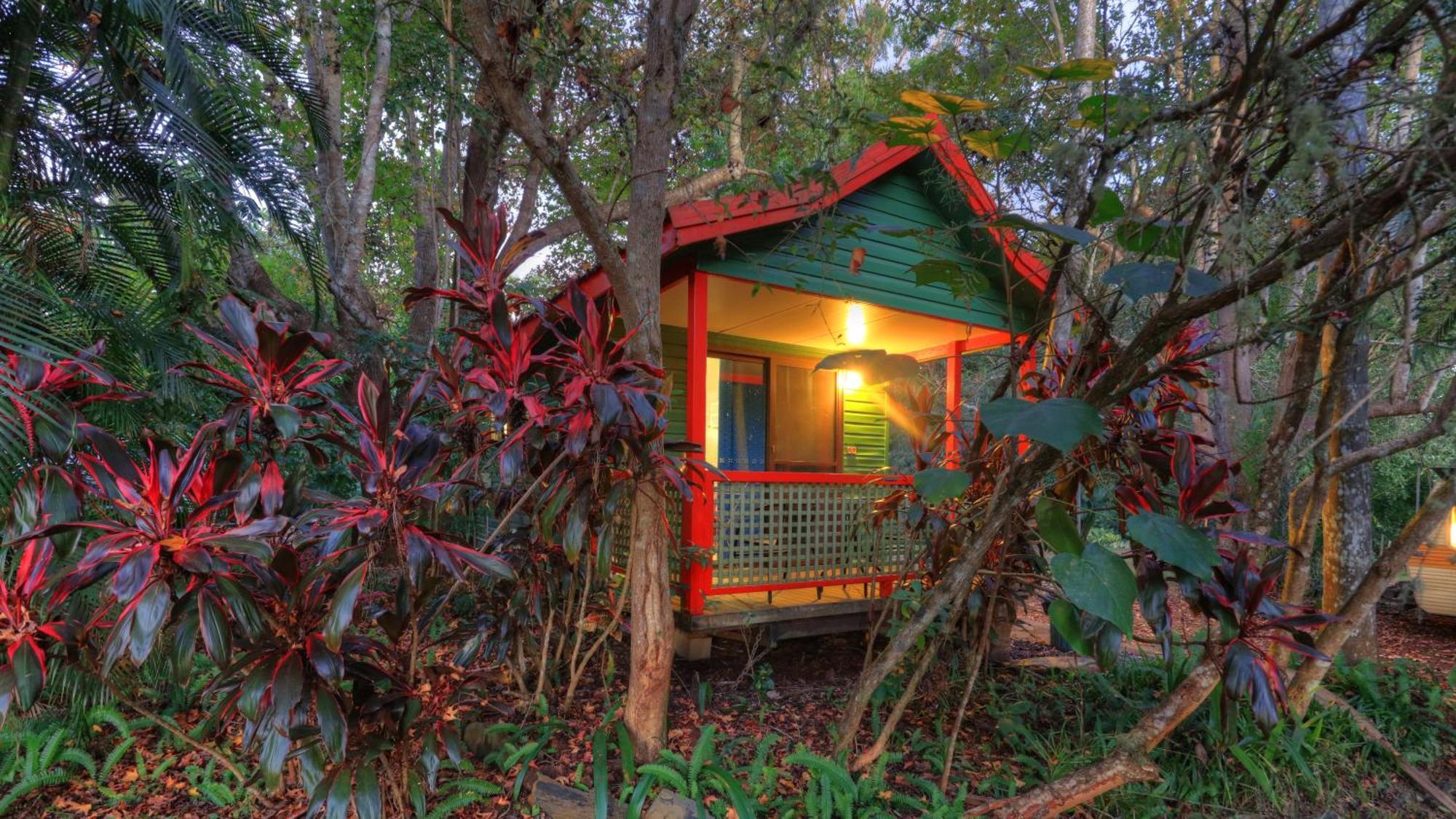 Lake Eacham Tourist Park & Cabins Экстерьер фото