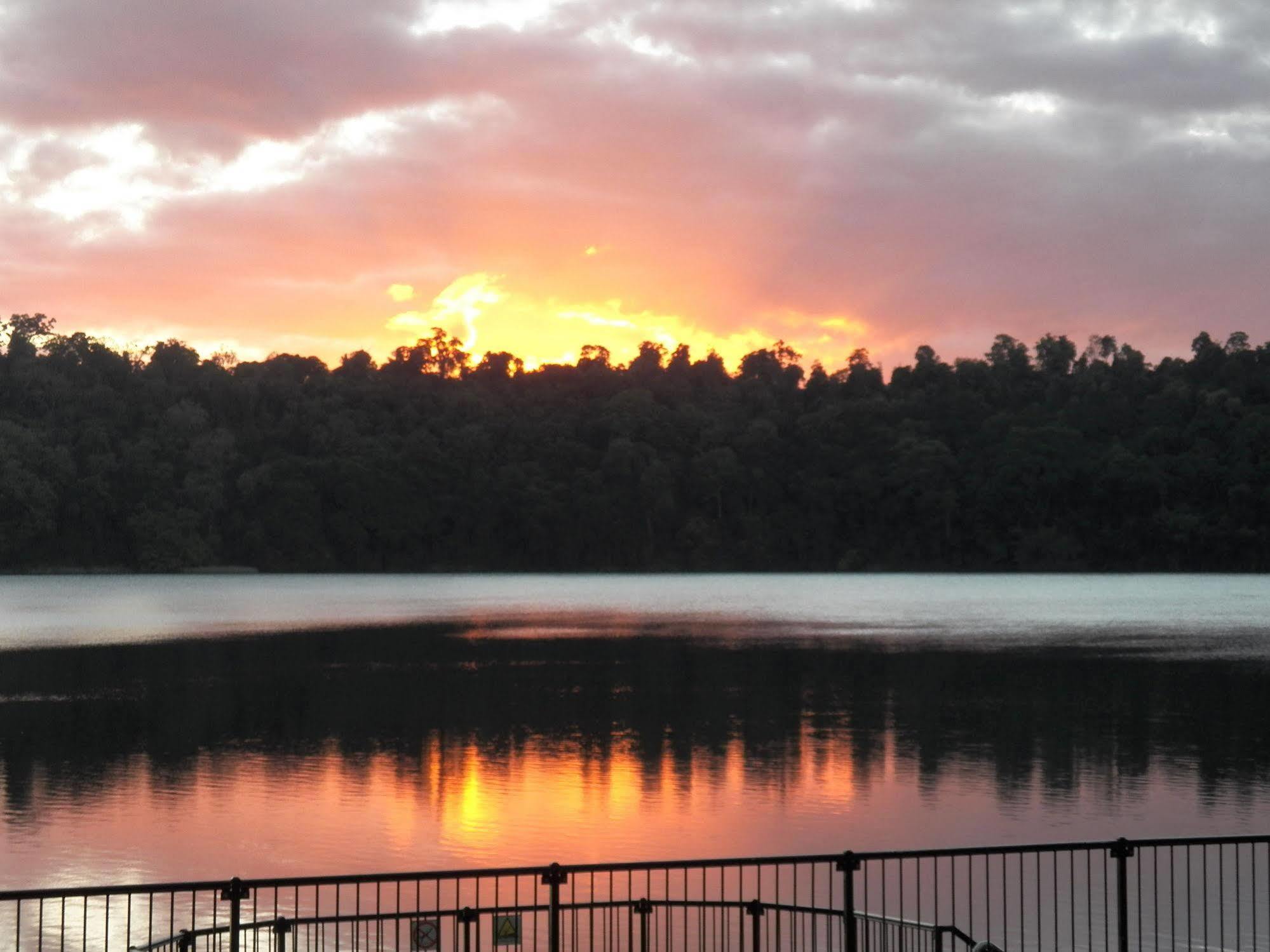 Lake Eacham Tourist Park & Cabins Экстерьер фото